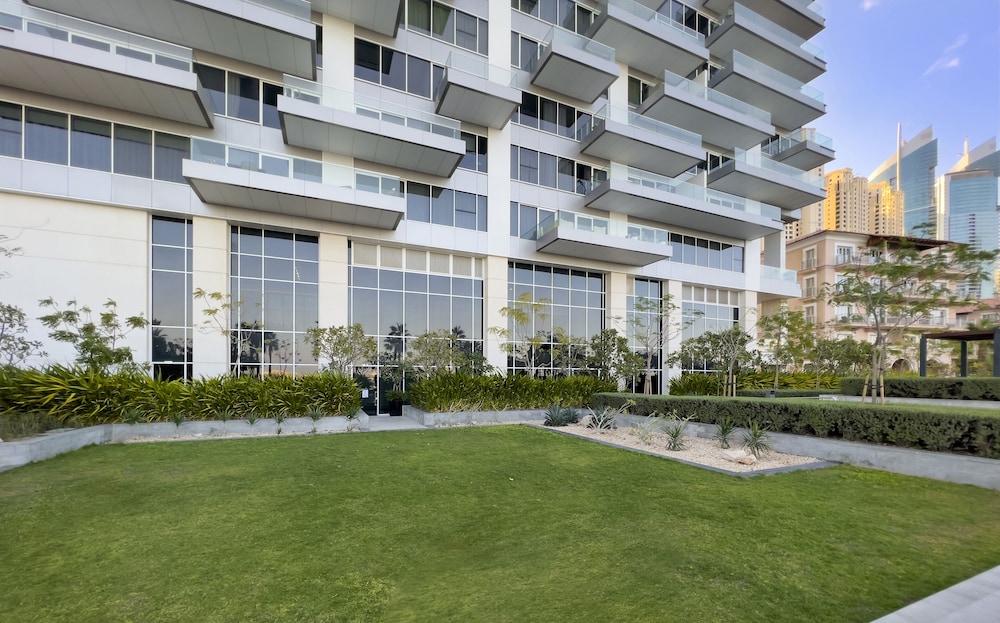 WelHome - Deluxe Apartment With Direct Access to the Beach