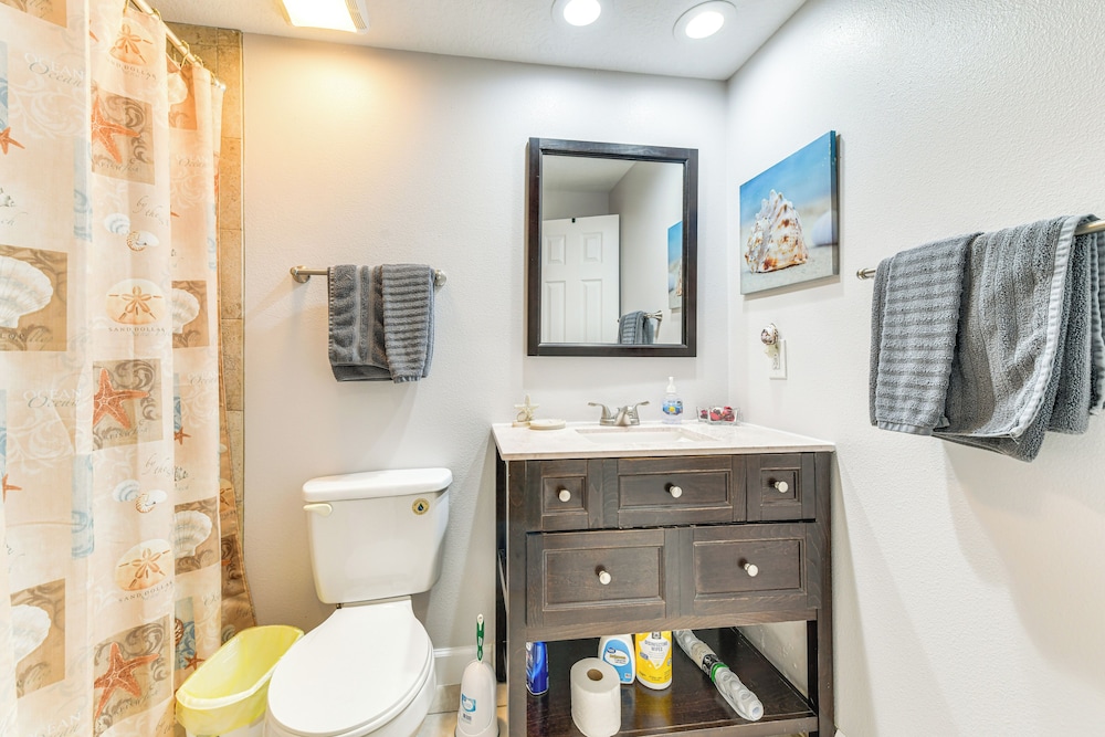 4 Mi to Siesta Key Beach: Condo w/ Pool Access