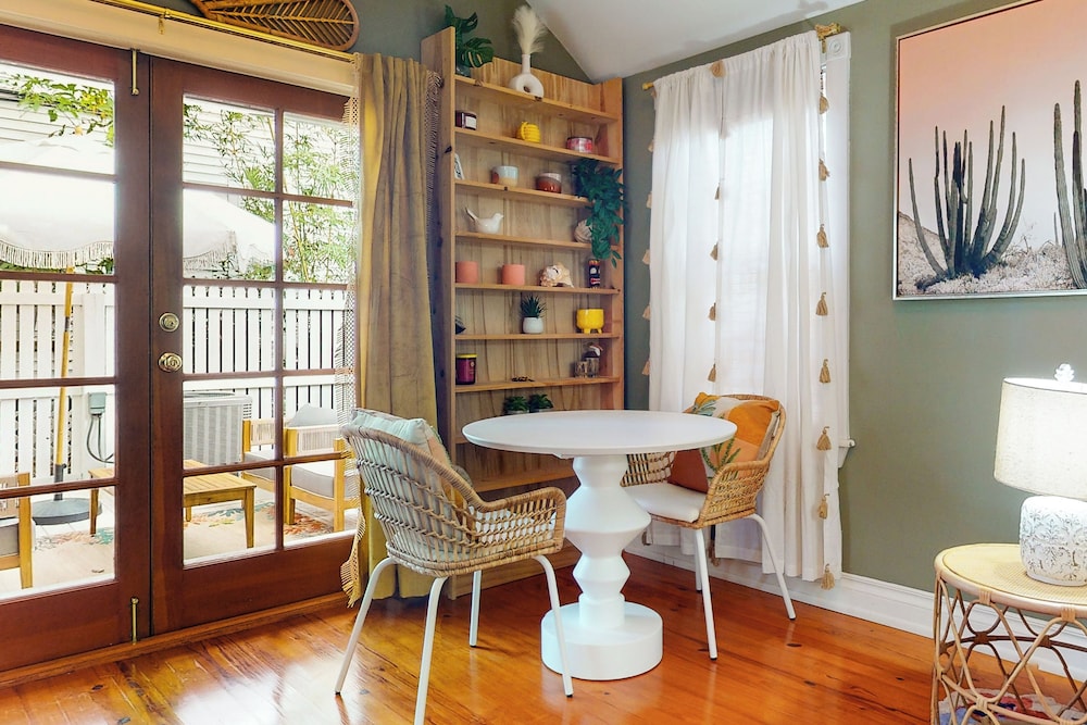 1BR Home - Colorful Cottage w/ AC, W & D, Dogs OK