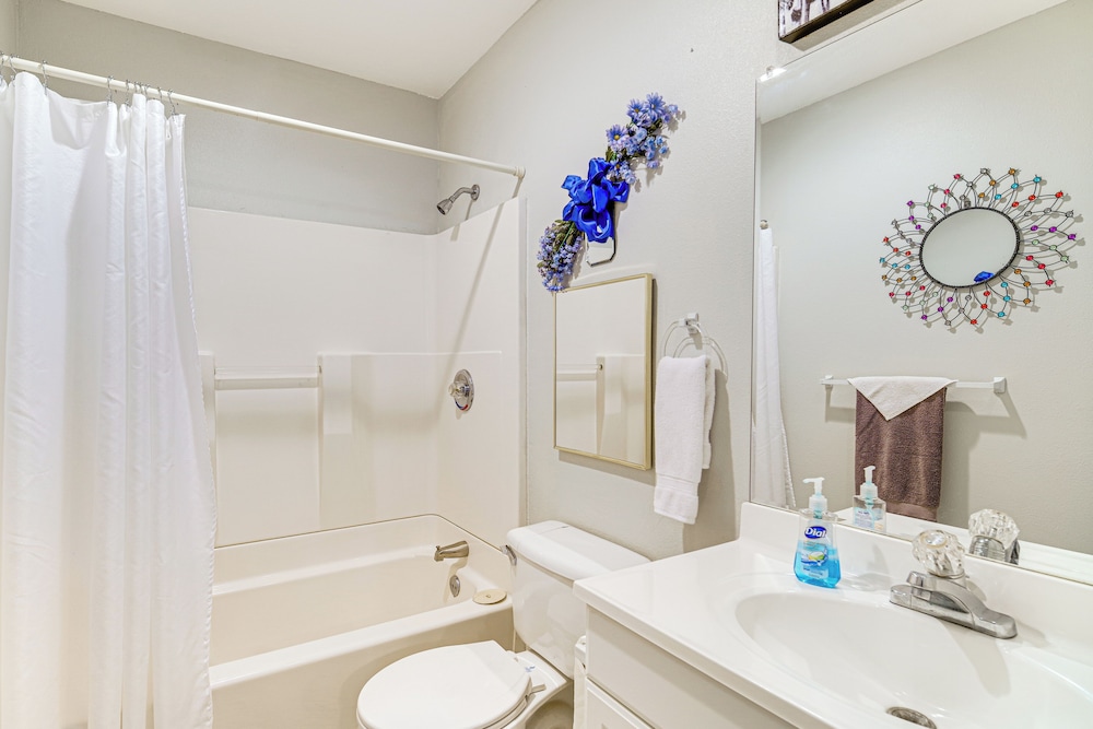 1 Mi to Lake Jackson: Home w/ Screened Patio!