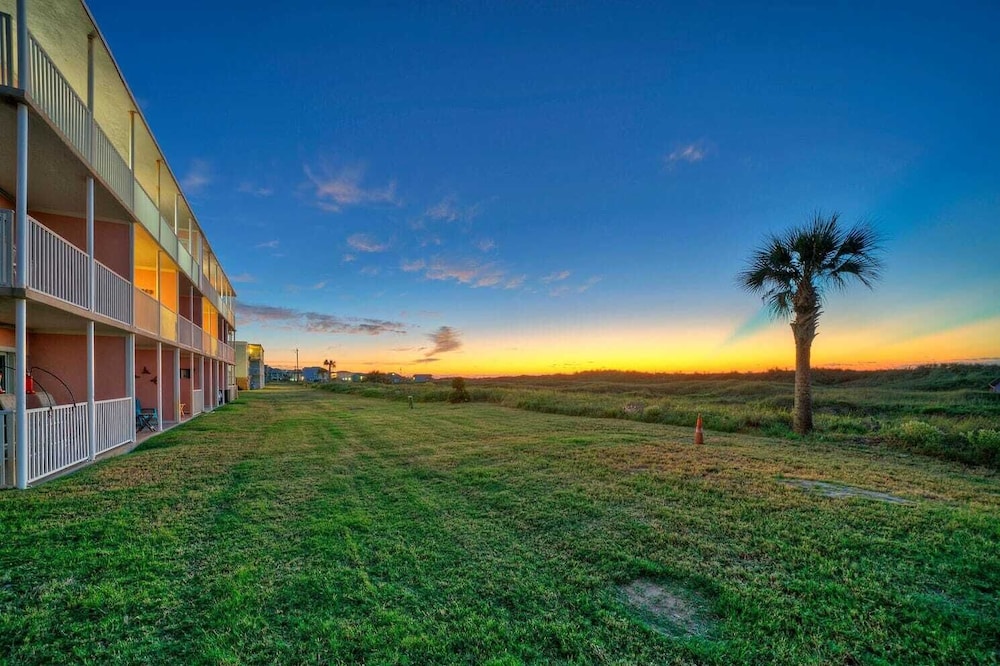 2 Studio Condos Beach Boardwalk, Pool & Tennis Court Island Retreat Complex