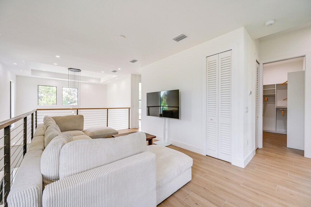 3 Mi to Naples Beach: Luxurious Home w/ Pool!