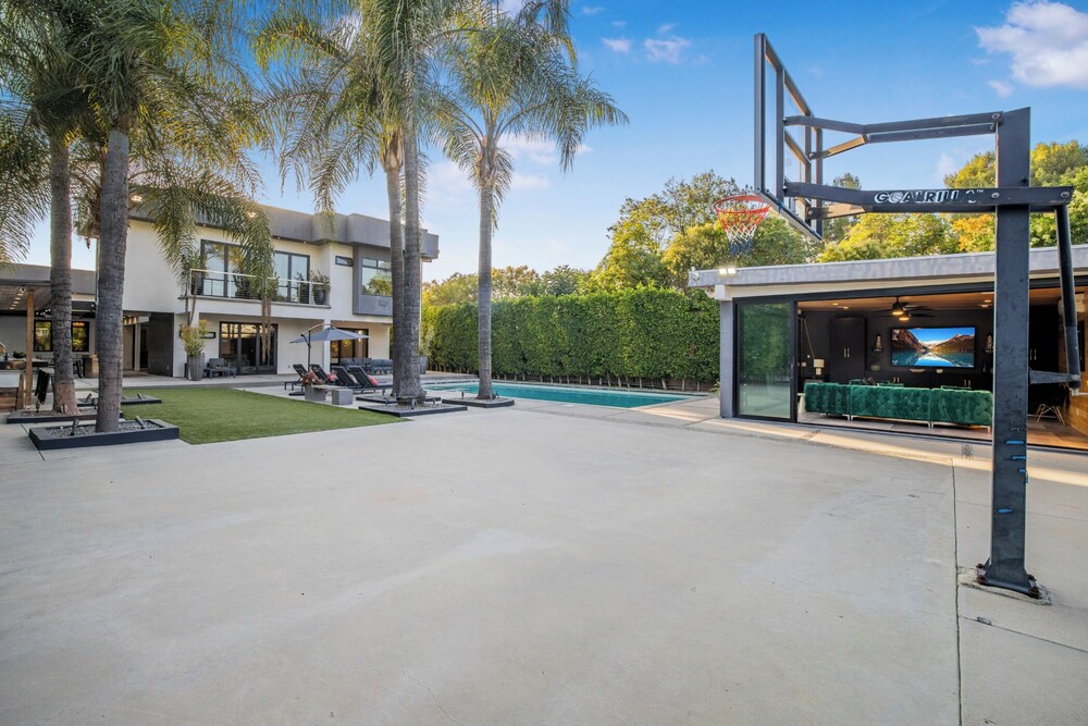Louise Modern - Luxury Smart Estate in Encino w/ Pool, Gym & Spa