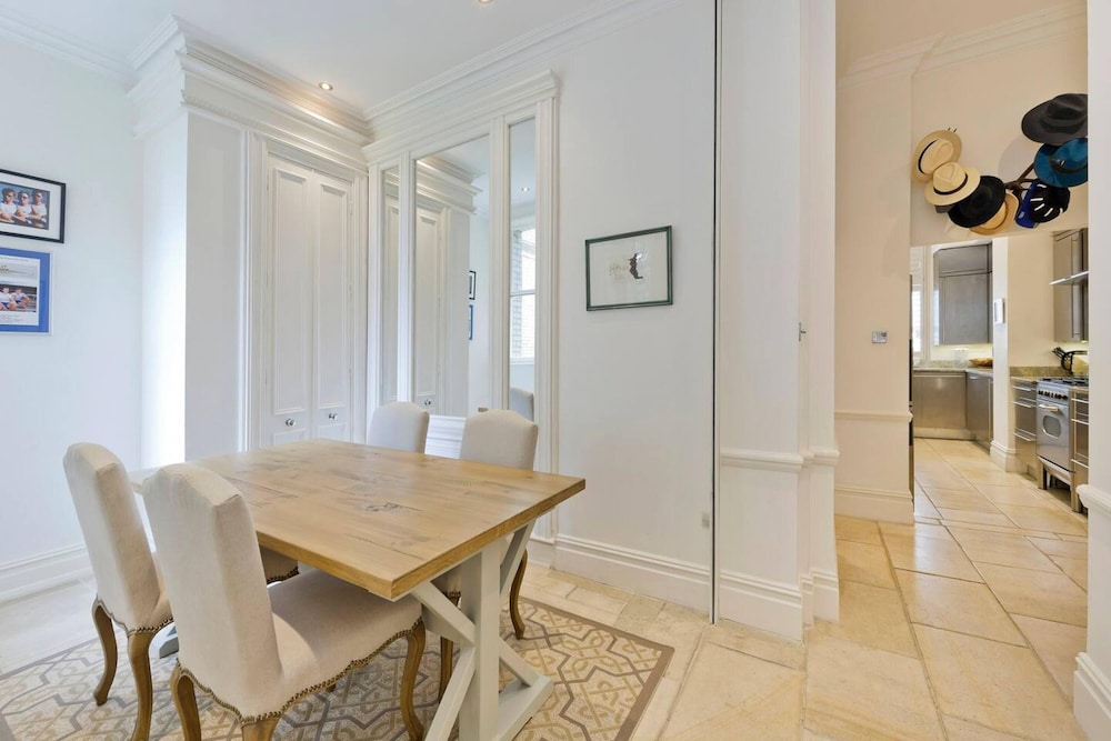 Cute 2-bed Chelsea Apartment