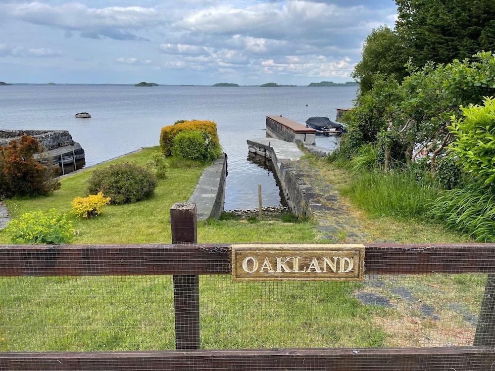 Lakeside Apartment Retreat in Oughterard Connemara