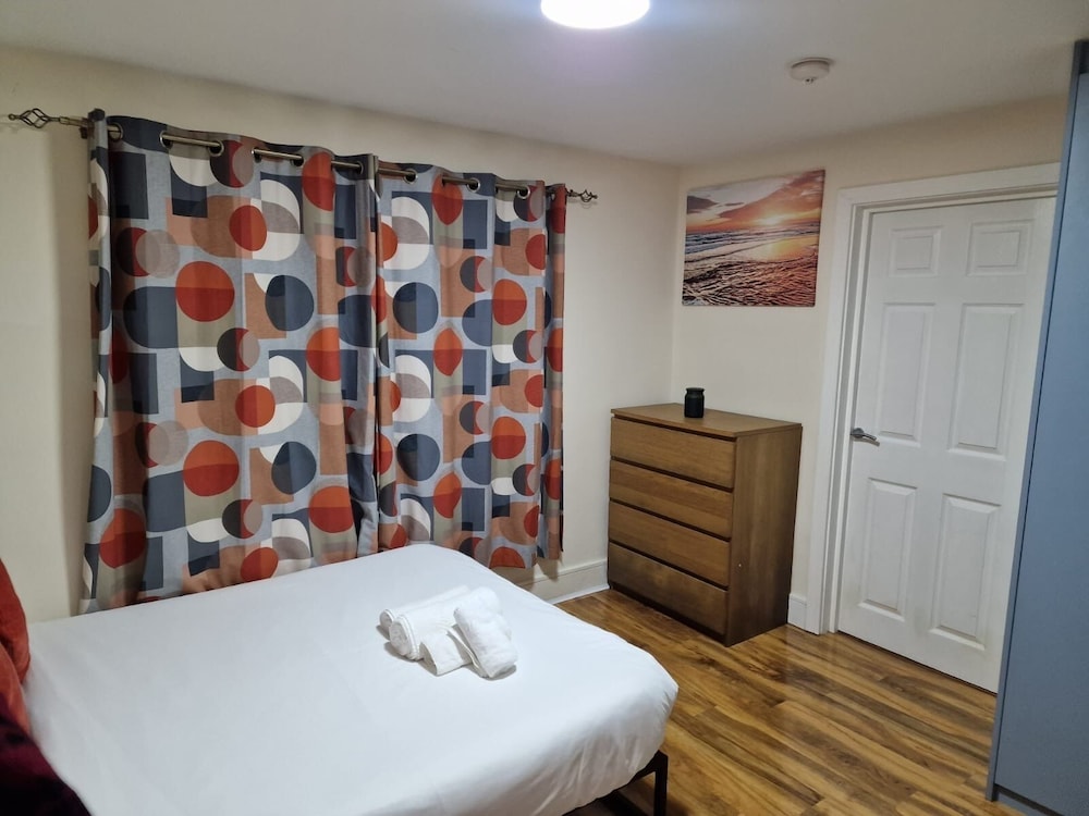 Deluxe 1-bed Apartment in Greenford view 3