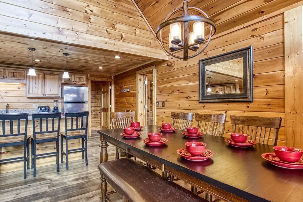 Cub Path Lodge - Luxurious 5/5 With Theatre Room And Mountain Views! 5 Bedroom Cabin by Redawning view 2