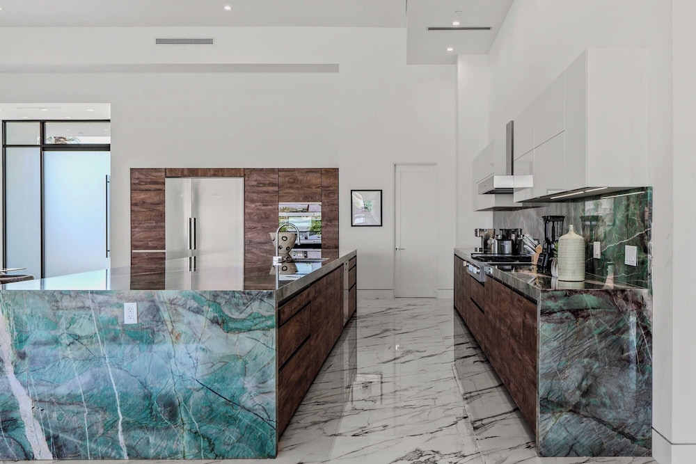 Indio Stay w/ Exclusive Amenities Pool, Hot Tub, Spa, Firepit Bravo Villa #16 by Avantstay