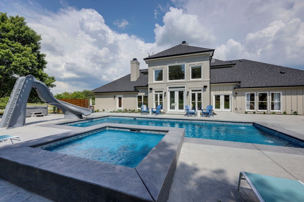 Majestic Manor-private Hundred Acre Yard-pool/spa