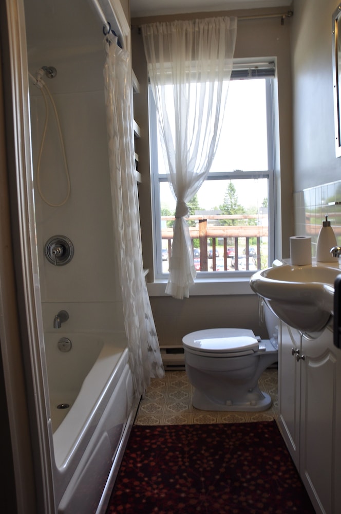 Moncton Suites - 267 Universite Ave