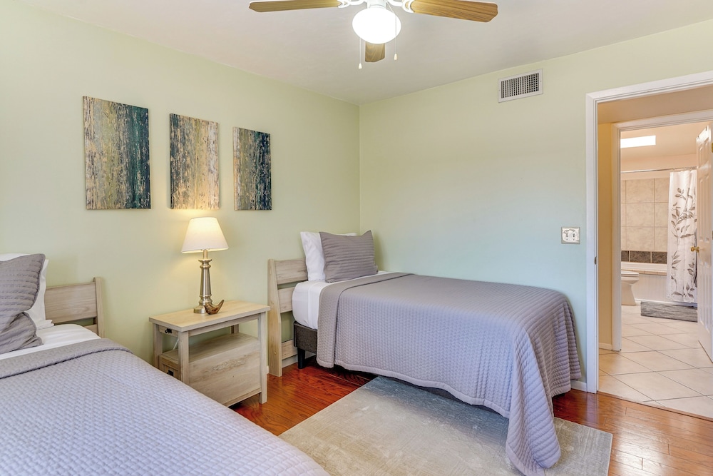 Near Catalina Hiking Trails: Mtn-view Home w/ Pool