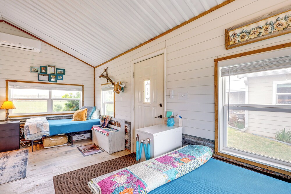 Bunkhouse on Working Texas Ranch w/ Horses & Cows!