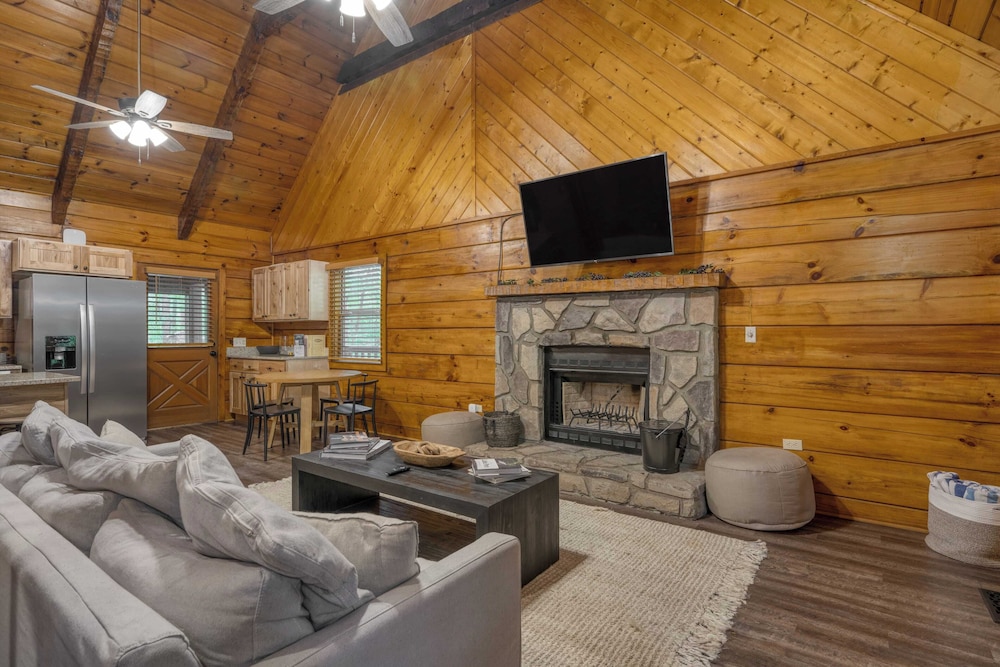 2 Cabins Game Room, Enclosed Porch, Hottub, Views Dudley I & II by Avantstay