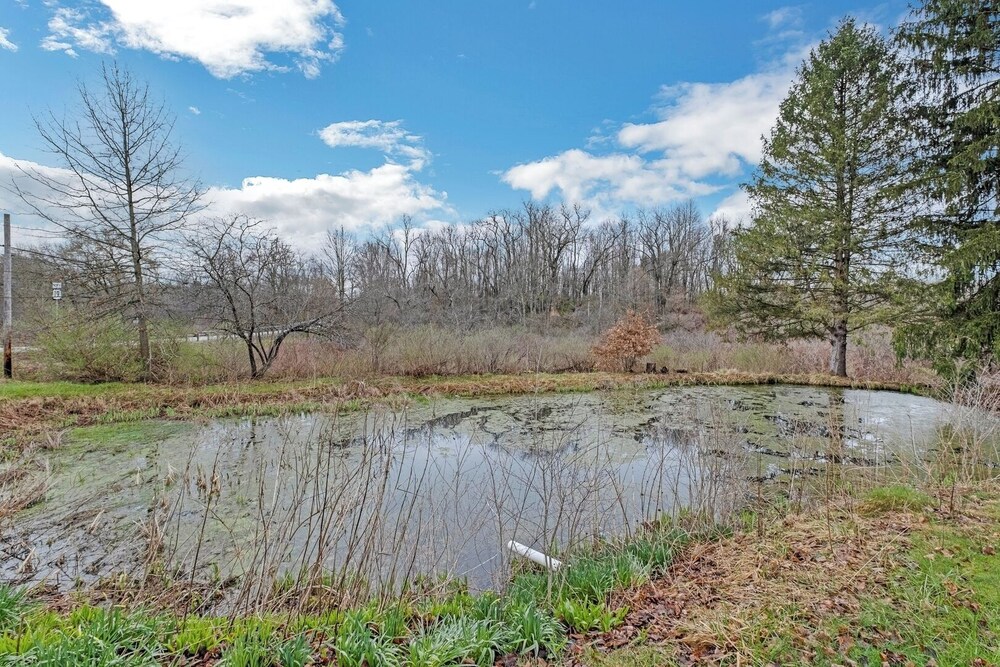 Cozy 2BR Home: With Lake Access & Work Space
