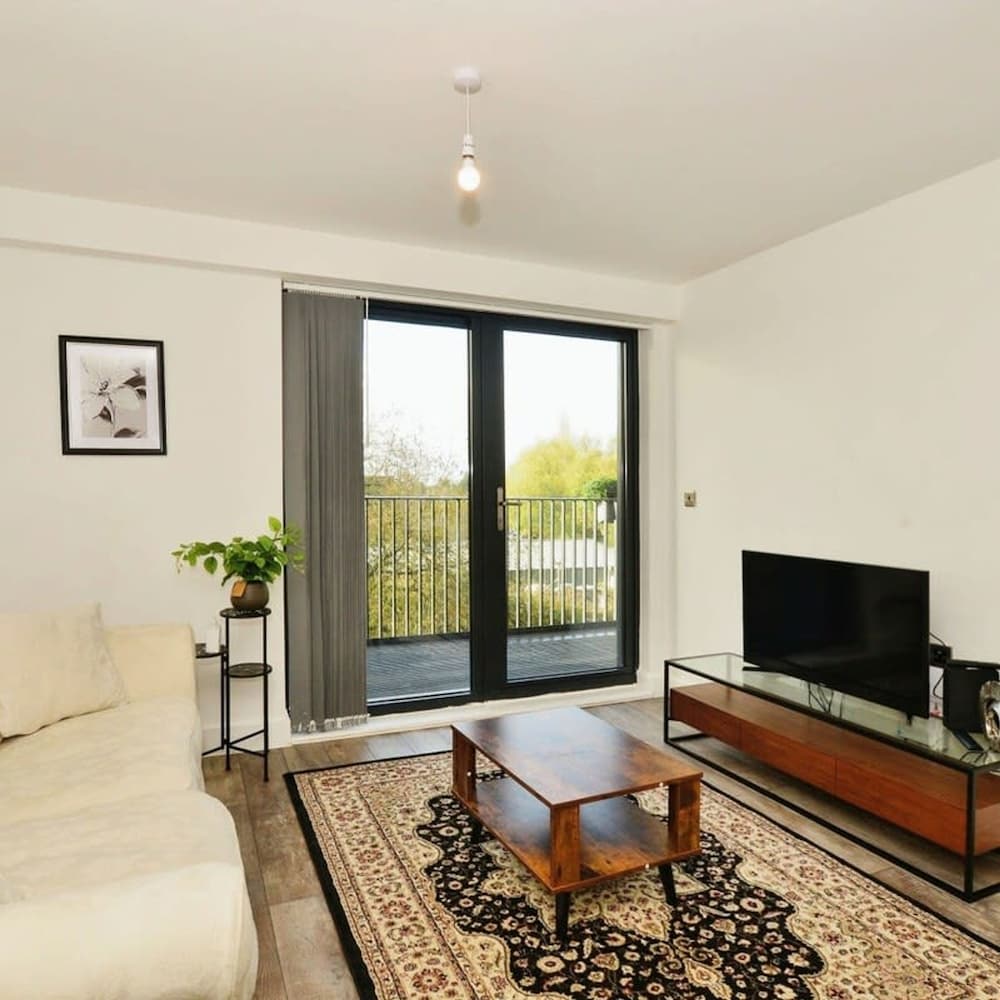 Sleek 2 Bedroom Apartment - Sofa-bed - Ashford view 2