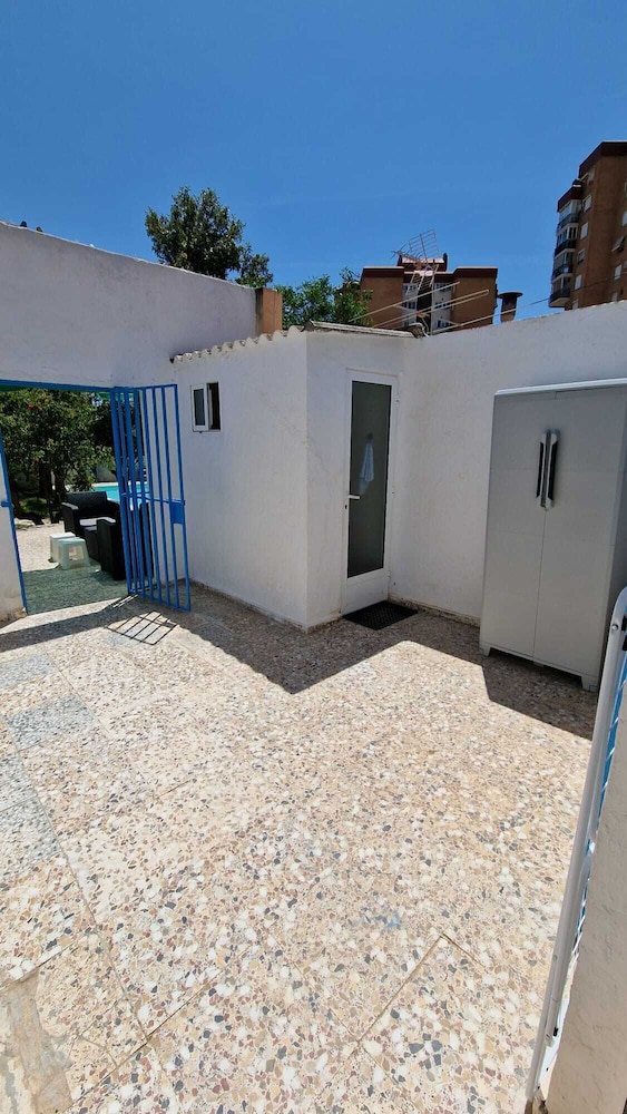House With Exclusive Pool and Garden 7 min Walk From the Beach and the Center