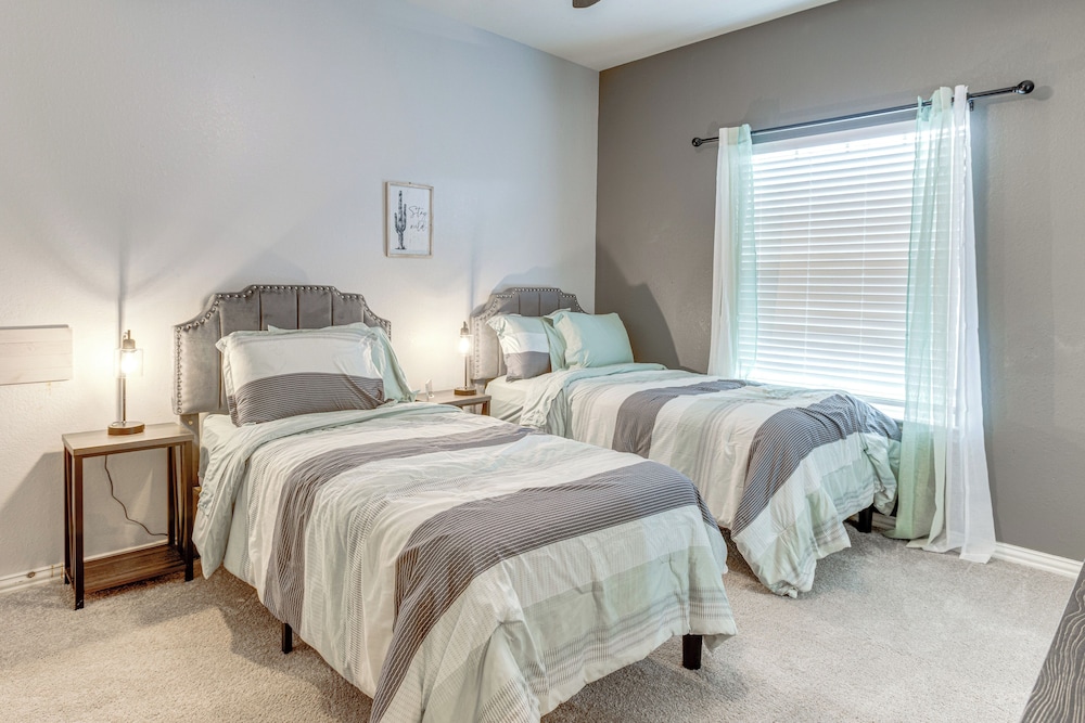 Pet-friendly Home w/ Patio & Yard in Rosharon