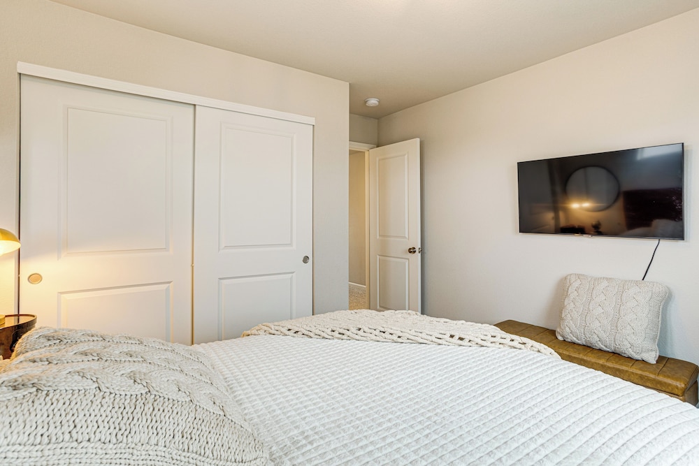 13 Mi to Dtwn Denver: Spacious Home w/ Balcony!