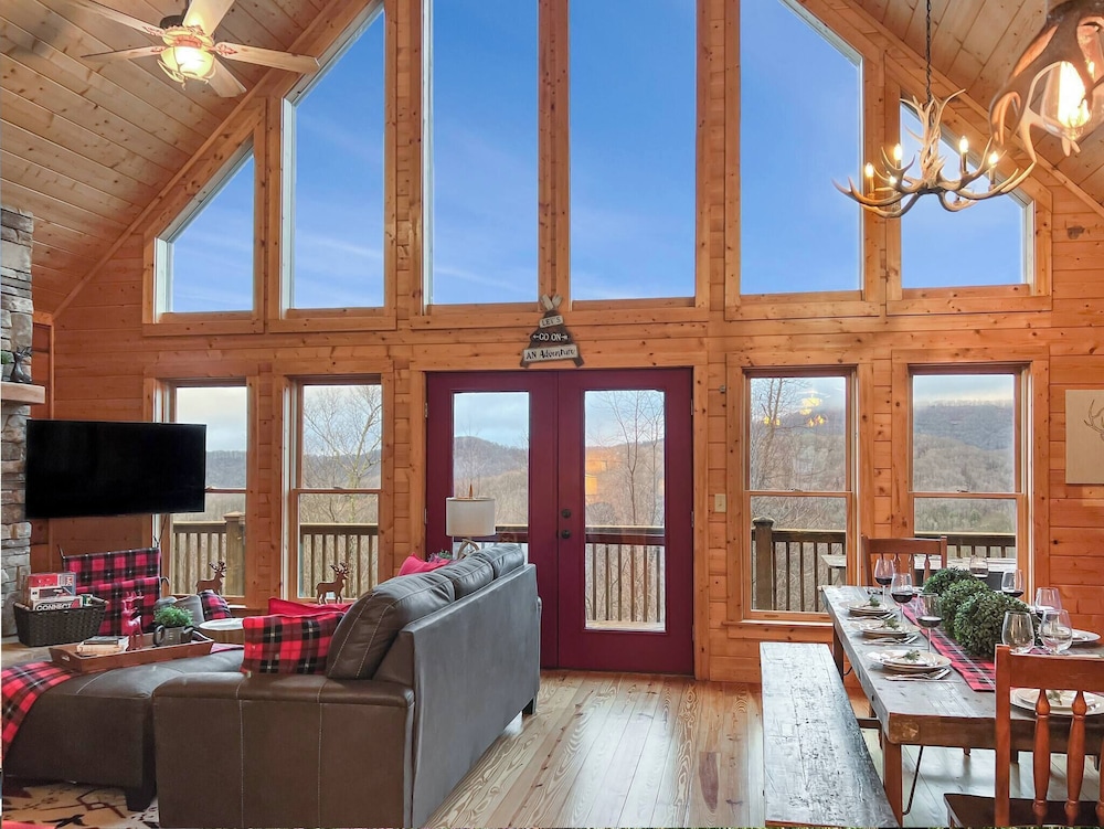 3 Kings 4 Bunks-sleeps 10-smart TV X6-parking out Front-full Kitchen-hot Tub