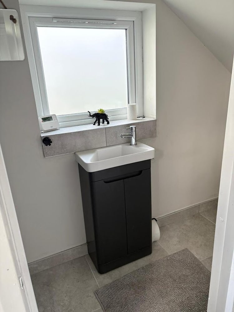 Lisburn - 1 Bedroom - Sleeps 2 - Street Parking