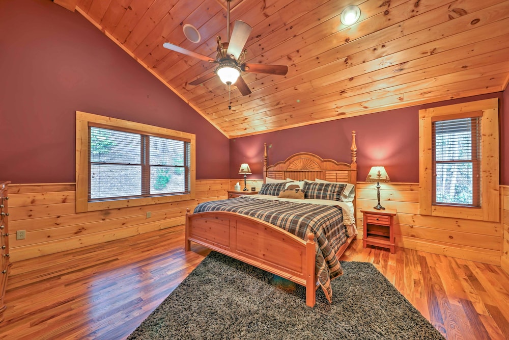 'the Cozy Bear Cabin: Upscale Deck & Mtn Views! view 3