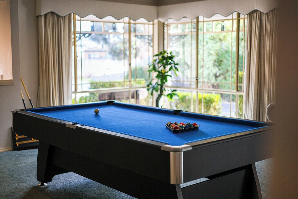 StayAU Family Retreat w/Pool Table in Cranbourne