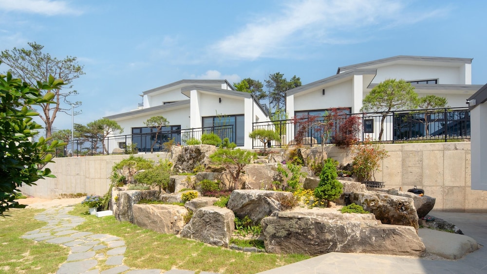 Gosung Shalala Private Pool & Spa Villa