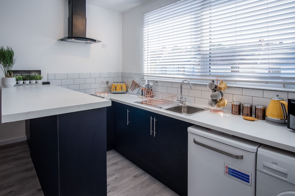 Ivy Cellar - 1 Bedroom Apartment - Tenby view 4