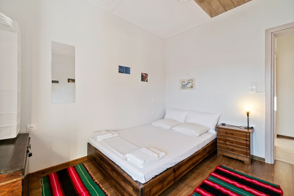 Snug Apartment in Agios Nikolaos With Garden view 4