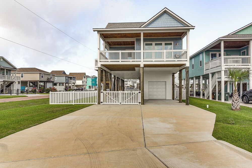 Walk to Beach: Galveston Gem w/ Pool Access