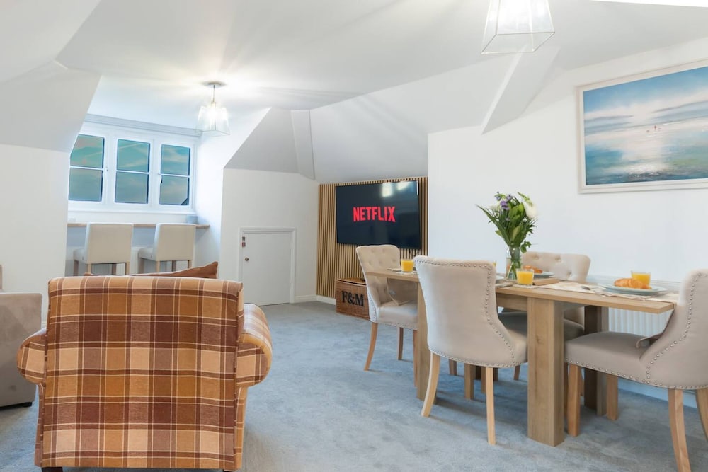Elegant 2BR Broadstairs Coastal Escape by Adliv