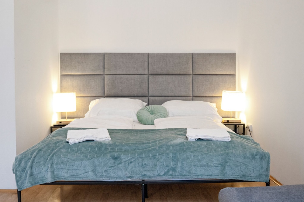 2BR Apt Near Stadthalle