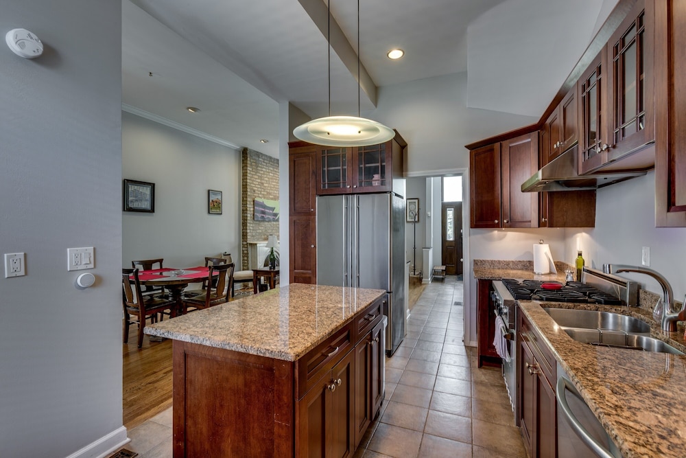 Bucktown Home W/ Free Garage Parking For 2 Cars! 3 Bedroom Home photo 4