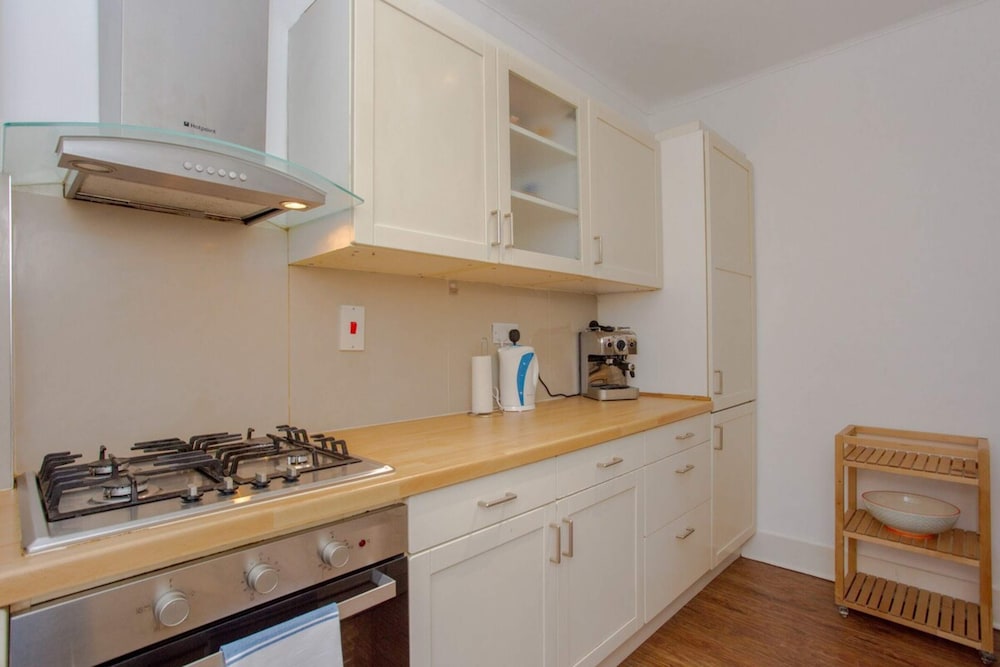Contemporary 2 Bedroom Flat in Bayswater