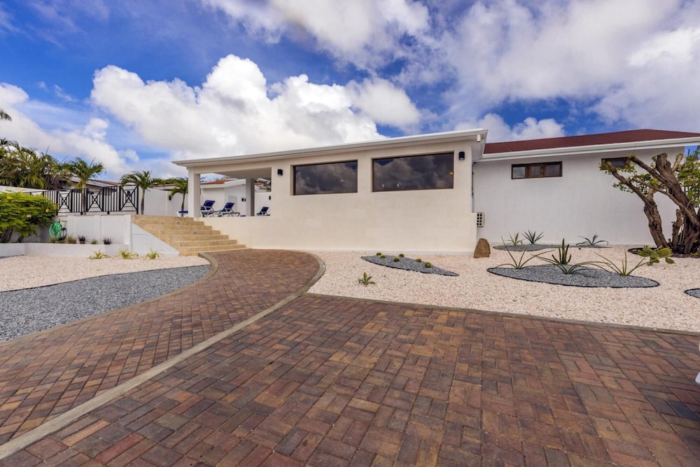 Breathtaking Views 2br3ba Private Pool Large Space