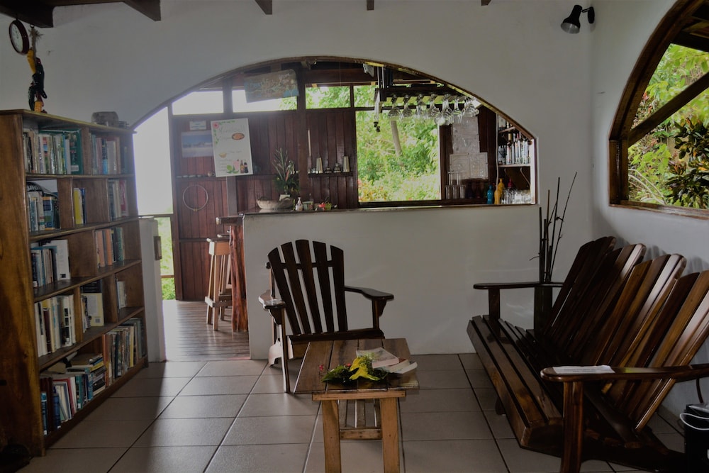 The Lookout Inn Lodge