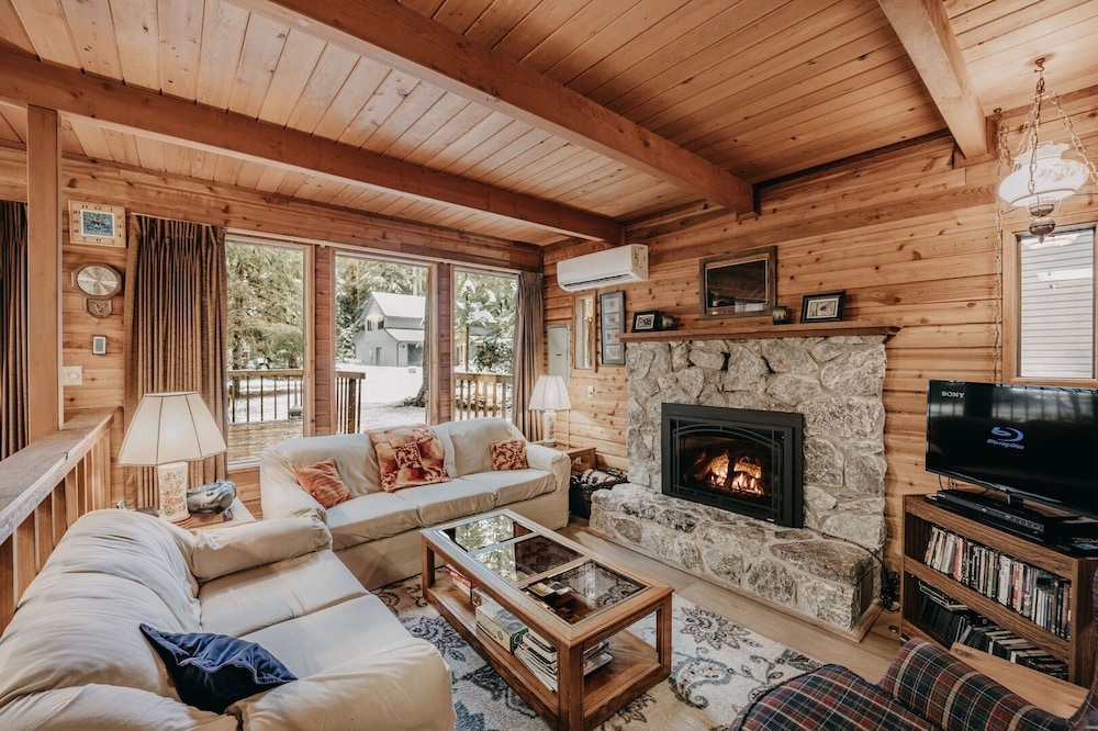 35sl - Air Conditioning - Pets Ok - Fireplace - Sleeps 6 3 Bedroom Home by RedAwning