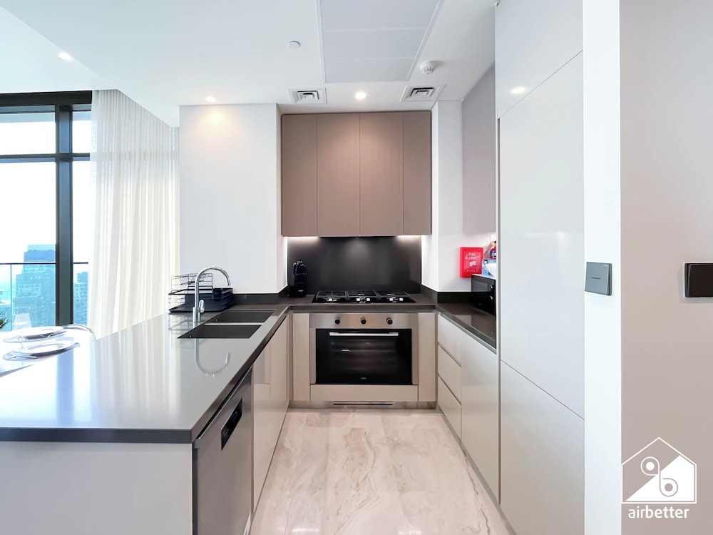 Luxurious 3BR Canal View Apartment Pool + Gym