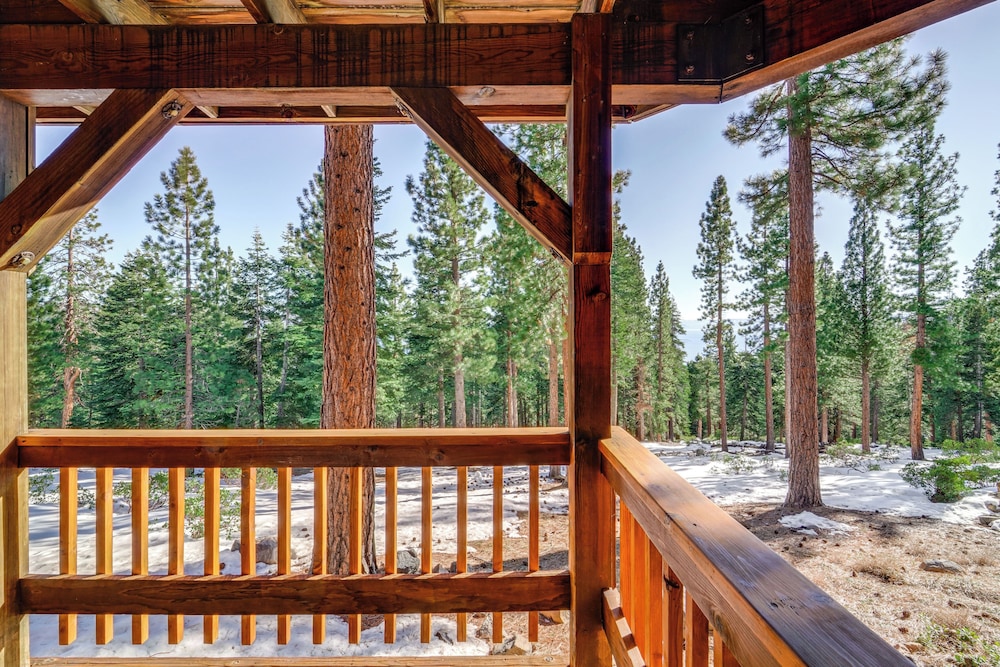 6 Mi to Ski Slopes! Family Tahoe Cabin w/ 3 Decks