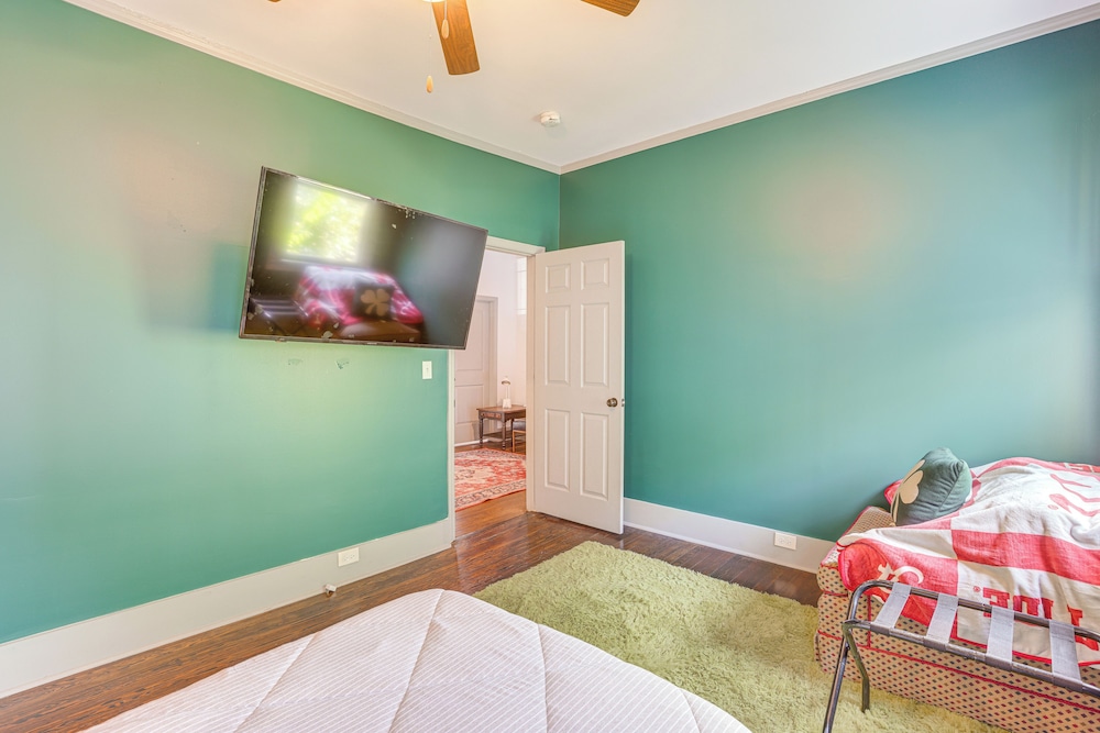 2 Mi to Dtwn: Stylish Urban Retreat in Birmingham