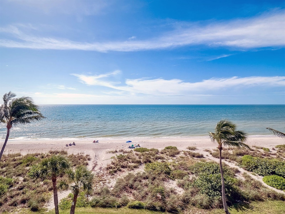 Pointe Santo Condos by Dream Vacation Rentals