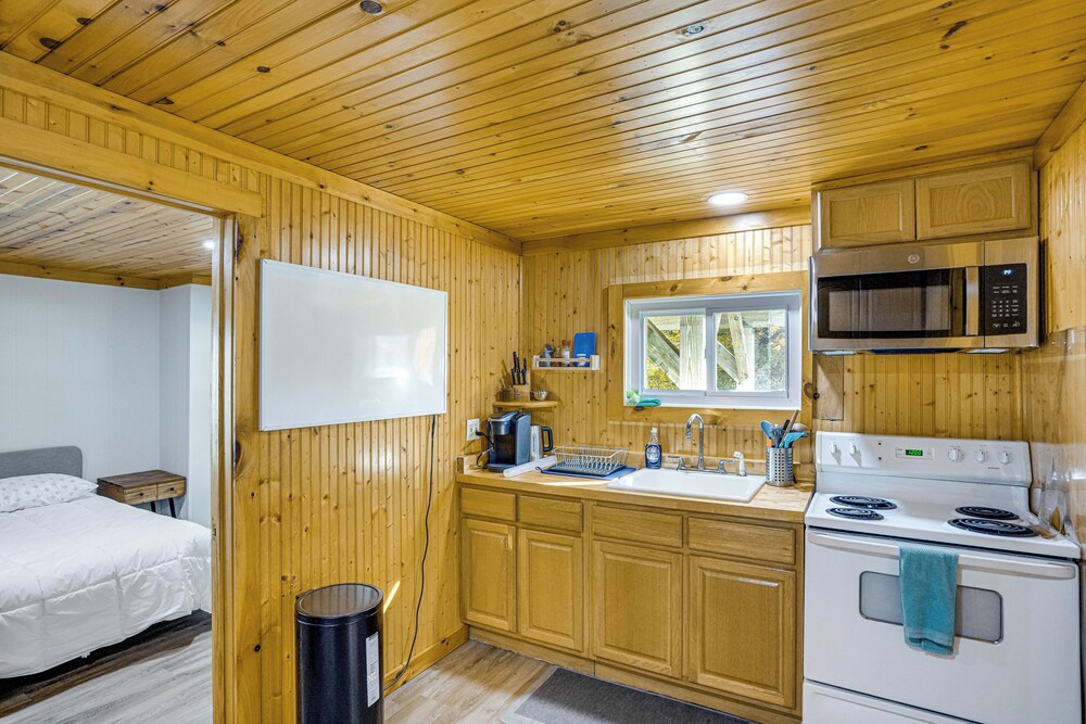 Retreat w/ Deck & Grill: 1 Mi to Hunter Mtn Resort