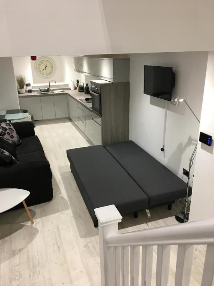 Spacious1br-6guests-walktoshops-fastwifi