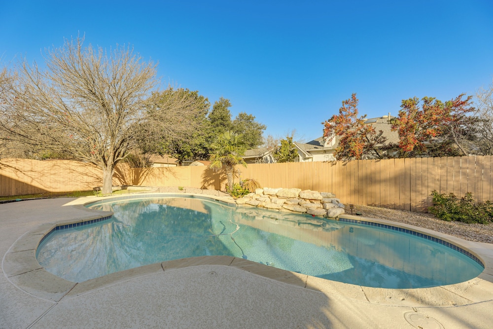 9 Mi to The Domain: Spacious Pflugerville Haven!