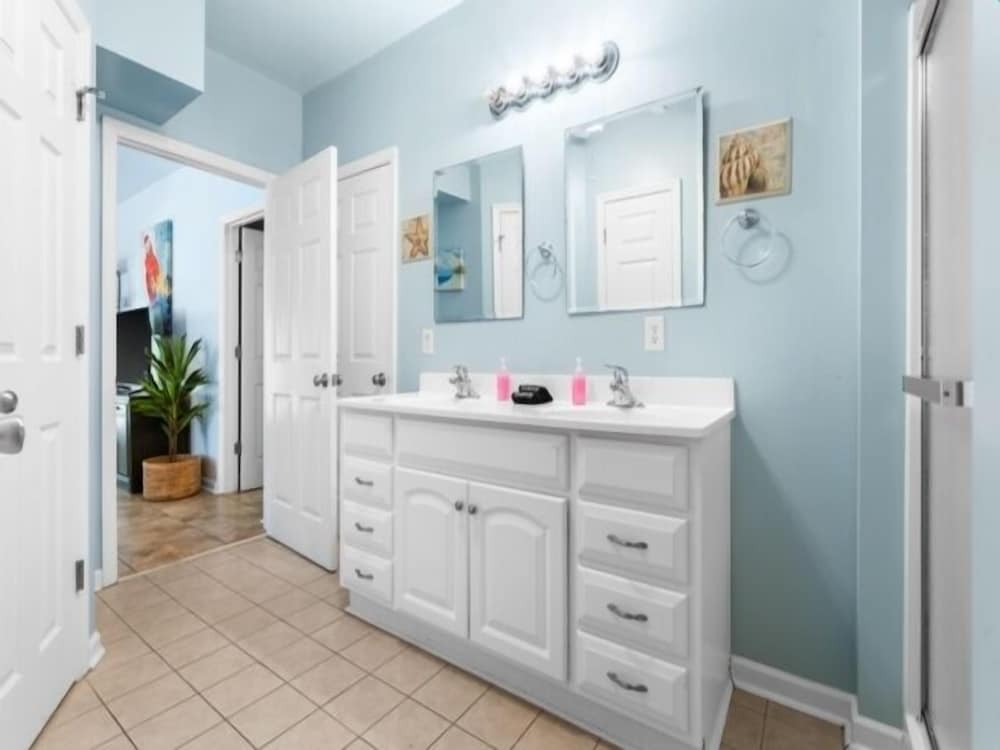 Atlantis Blue - Relaxing Beach Getaway Home Directly Across The Street From Beach Access! 5 Bedroom Home by RedAwning