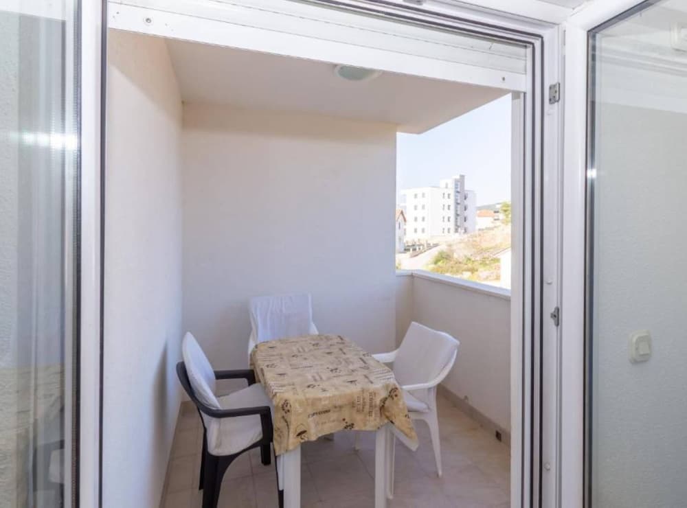 Charming and Cozy Okrug Gornji Apartment With Balcony