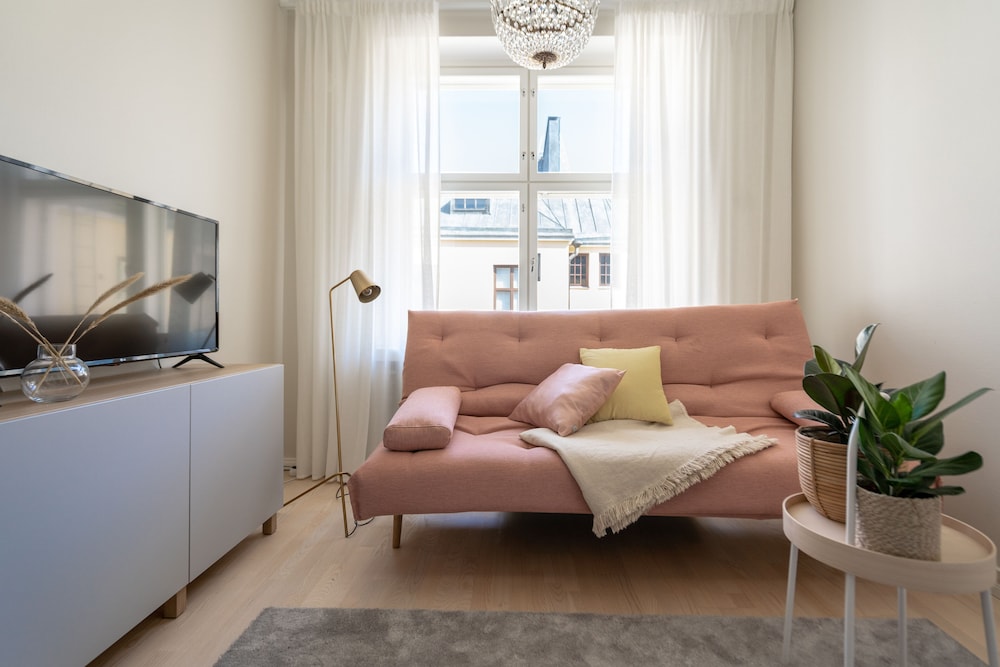 Beautiful cozy studio in Kamppi view 3