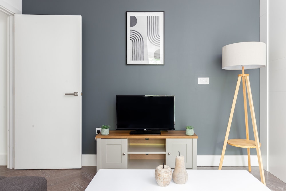 Luminous 2 Bed Balcony Flat in Islington