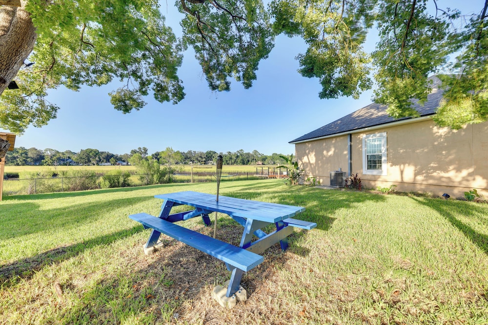 7 Mi to Dtwn Jacksonville: Riverfront Home w/ Deck