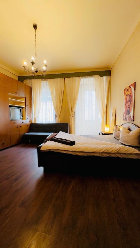 2BR Apartment for 5 Near Stadthalle